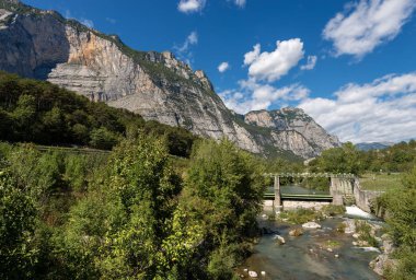 Sarca Nehri ile Sarca Vadisi - Trentino Alto Adige, İtalya, Avrupa'nın eski baraj