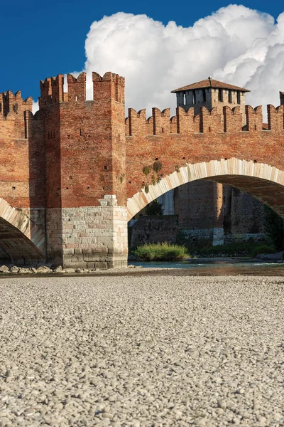 在维罗纳的卡斯特韦基奥 旧城堡 和阿迪格河 联合国教科文组织世界遗产 附近的古老的 Scaligero 桥的细节 威尼托 意大利 — 图库照片
