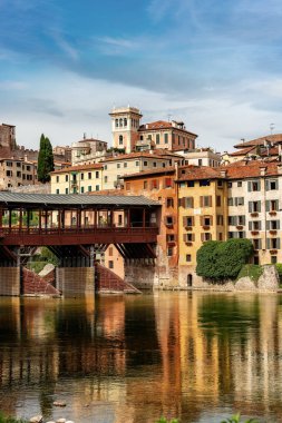 Bassano del Grappa nehir Brenta ve Ponte degli Alpini veya Ponte Vecchio (yıllık köprü) eski şehir. Vicenza, Veneto, İtalya, Europe