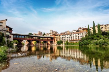 Bassano del Grappa nehir Brenta ve Ponte degli Alpini veya Ponte Vecchio (yıllık köprü) eski şehir. Vicenza, Veneto, İtalya, Europe