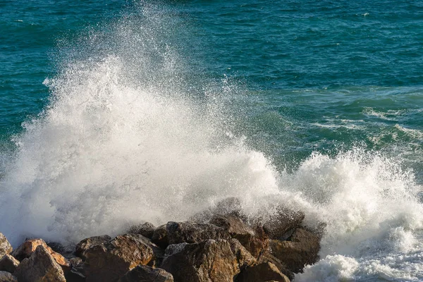 Witte Golven Van Zee Breken Klif Middellandse Zee Ligurië Ital — Stockfoto
