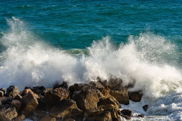 Witte Golven Van Zee Breken Klif Middellandse Zee Ligurië Italië — Stockfoto