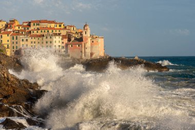 Tellaro Köyü deniz fırtına sırasında. La Spezia, Liguria, İtalya, Europe
