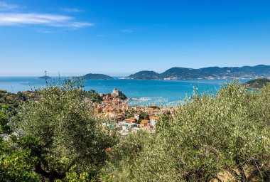 Lerici kasaba ve Portovenere veya arka planda Porto Venere Palmaria Adası ile. La Spezia, Liguria, İtalya, Avrupa'nın Körfez '