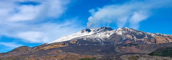 埃特纳火山在冬季有浓烟 卡塔尼亚 西西里岛 意大利 — 图库照片