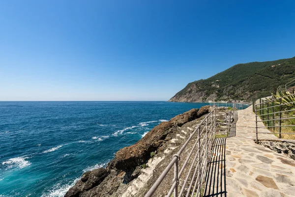 Línea Costera Con Acantilados Mar Mediterráneo Cerca Del Pequeño Pueblo —  Fotos de Stock