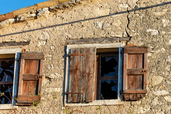 Detail Eines Verlassenen Hauses Mit Zersplitterten Fenstern — Stockfoto