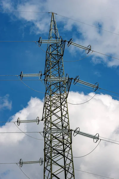 電線と絶縁体 雲と青空に高電圧タワー 電源線 — ストック写真