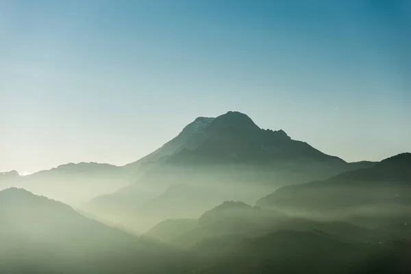 Paisaje suave con niebla y montaña - Alpes Apuanos — Foto de Stock
