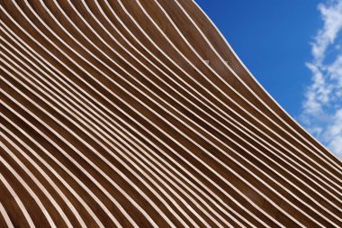 Ahşap Lamine Ahşapta Uzmanlık, glulam, mavi gökyüzü bulutlu üzerinde modern bir mimari Close-up