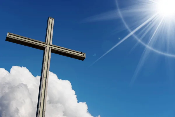 Croix Chrétienne Bois Sur Ciel Bleu Avec Nuages Rayons Soleil — Photo