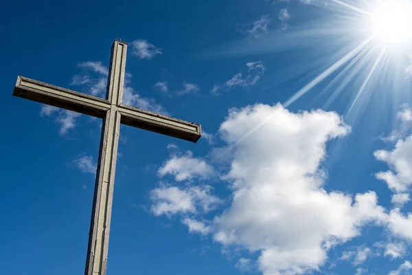 Croce Cristiana Legno Cielo Blu Con Nuvole Raggi Sole Simbolo — Foto Stock