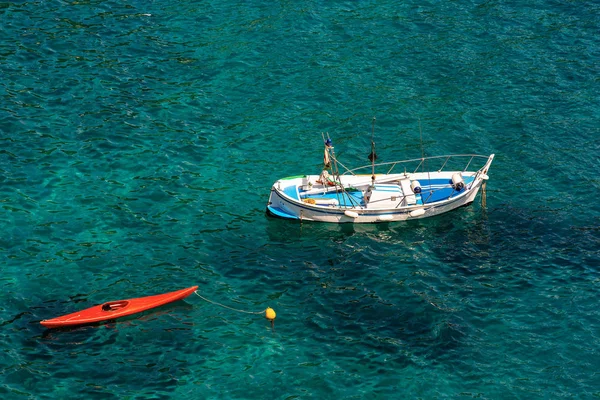 Veduta Aerea Kayak Rosso Barca Diporto Bianca Blu Sul Mar — Foto Stock