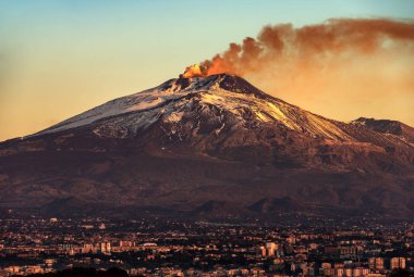 Etna Dağı yanardağ ile şafak ve Catania şehir, Sicilya Adası, İtalya, Europe dumana
