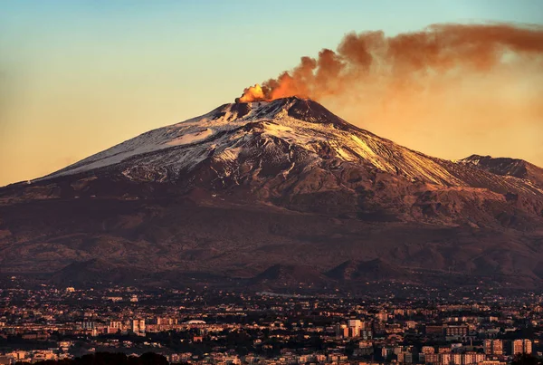 Ätna Vulkan Mit Rauch Morgengrauen Und Der Stadt Catania Sizilien — Stockfoto