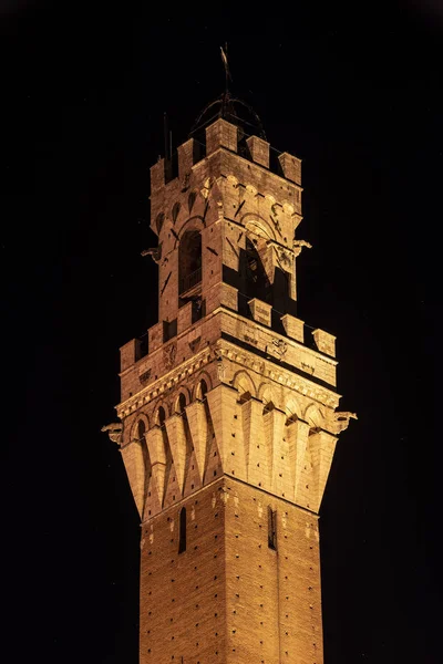 Torre del Mangia w nocy - Toskania Włochy — Zdjęcie stockowe