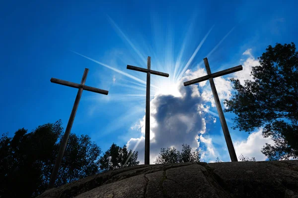 Sylwetka Trzy Krzyże Nad Wzgórze Niebieski Niebo Chmury Promieniami Słonecznymi — Zdjęcie stockowe