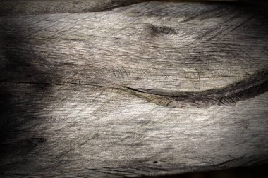 Gri ahşap arka plan. Aşırı bir ağaç gövdesi close-up elektrikli testere ile kesme
