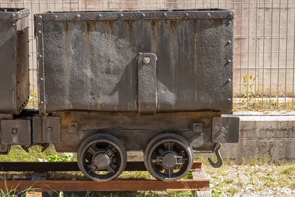 Tekerlekli demiryolu nakliye mineraller için eski araştırma arabasının yakın çekim. Friuli, İtalya, Europe
