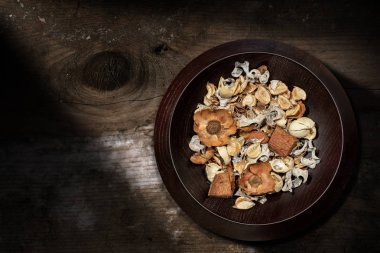 Potpuri - kokulu kuru bitki ve kopya alanı ahşap bir zemin üzerine yaprakları ile bir kase Close-up