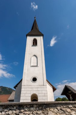 Küçük Katolik Kilisesi St. Mary Magdalene, Gotik tarzı ile çan kulesinde küçük köy Oberschutt, Villach, Carinthia, Avusturya, Europe