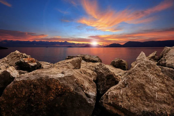 Puesta Sol Mar Mediterráneo Con Rompeolas Golfo Spezia Liguria Italia —  Fotos de Stock