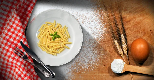 Piatto Pasta Tradizionale Italiana Chiamato Penne Crudo Tavolo Con Posate — Foto Stock