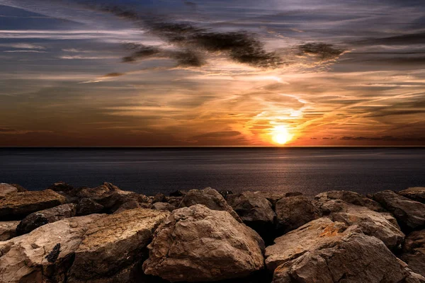 フォア グラウンド チンクエ テッレ リグーリア州 イタリア ヨーロッパで防波堤を地中海に沈む夕日 — ストック写真