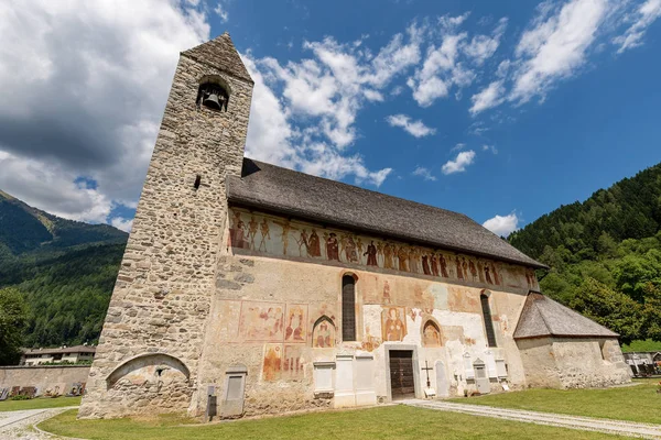 Стародавні Церкви Сан Vigilio 1515 Пінцоло Знаменитою Фрескою Danza Macabra — стокове фото