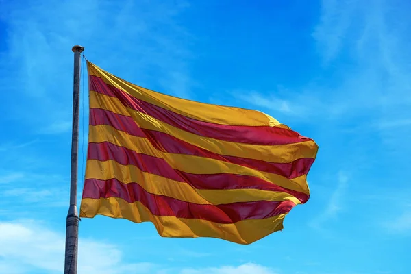 Bandera Catalana Con Asta Ondeando Viento Contra Cielo Azul Con — Foto de Stock