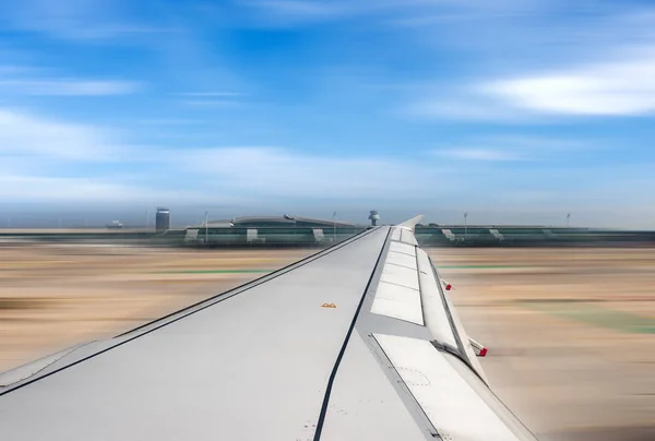 Airplane Running Airport Runway Wing Seen Porthole Window Barcelona Spain — Stock Photo, Image