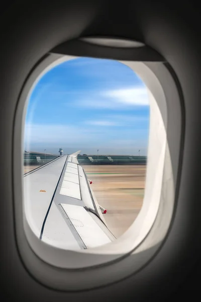 Airplane Running Airport Runway Wing Seen Porthole Window Barcelona Spain — Stock Photo, Image