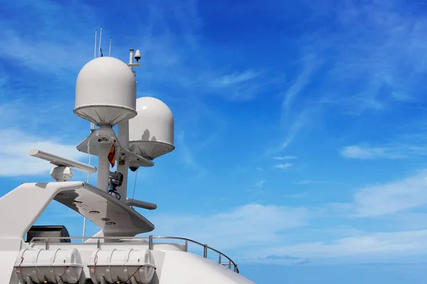 Detalhe Iate Branco Luxo Com Equipamento Navegação Radar Antenas Céu — Fotografia de Stock