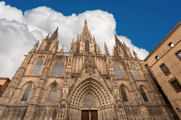 Fachada de la Catedral de Barcelona en estilo gótico - España —  Fotos de Stock