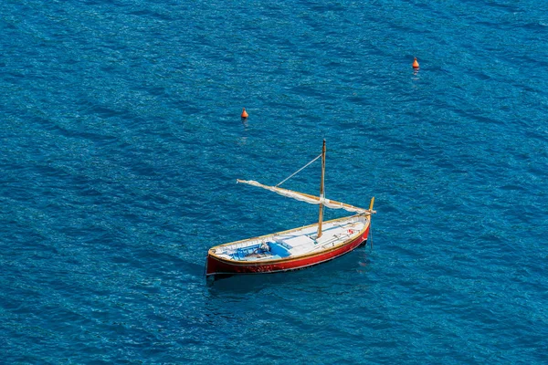Pequeño barco de madera con vela en el mar - Italia — Foto de Stock