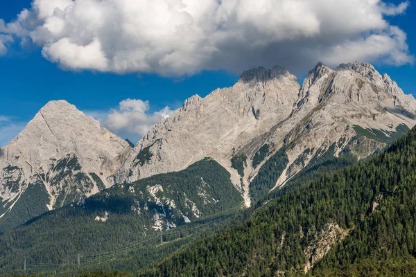Mieming Range e Ehrwalder Sonnenspitze - Alpes Tirol Áustria — Fotografia de Stock