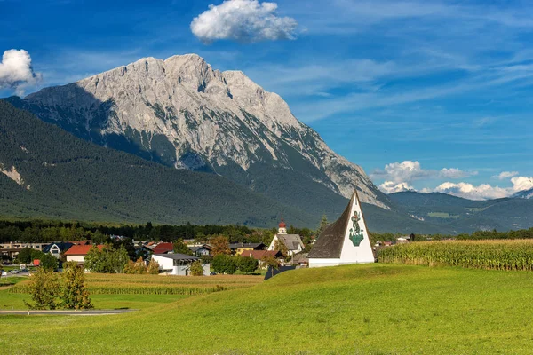 Obermieming dorp en Mieming bereik in Tirol — Stockfoto