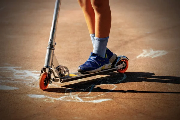 Criança em uma scooter de empurrão - Detalhe de pernas e pernas — Fotografia de Stock