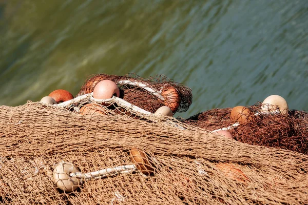 海と港の岸壁に漁網 — ストック写真