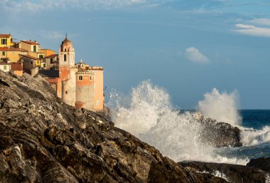Büyük dalgalar - Liguria İtalya ile eski Tellaro Köyü