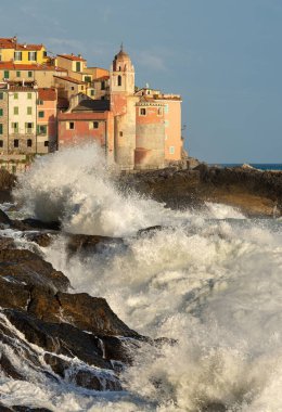 Büyük dalgalar - Liguria İtalya ile eski Tellaro Köyü