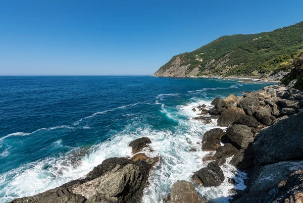 Mar Mediterrâneo e penhasco - Framura Liguria Itália — Fotografia de Stock