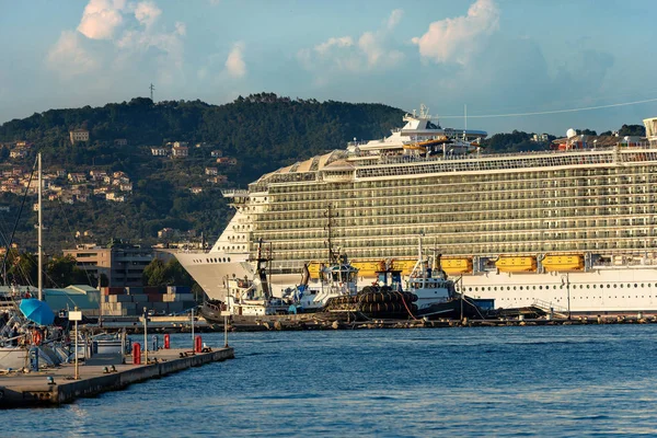 Cruise schip - haven van La Spezia Ligurië Italië — Stockfoto