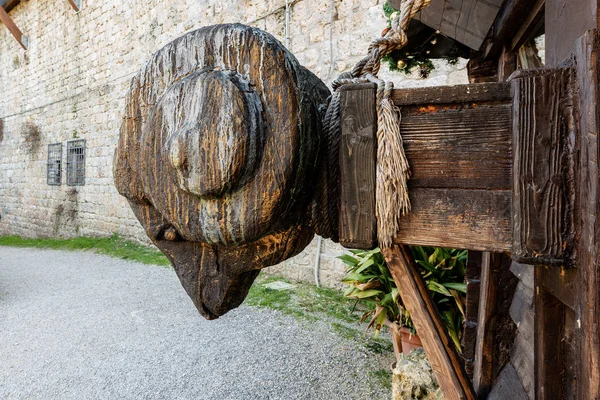 Primo piano di un ariete medievale in legno — Foto Stock