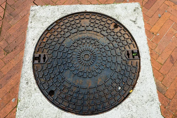 Iron rusty manhole cover for sewage - Italy — Stock Photo, Image