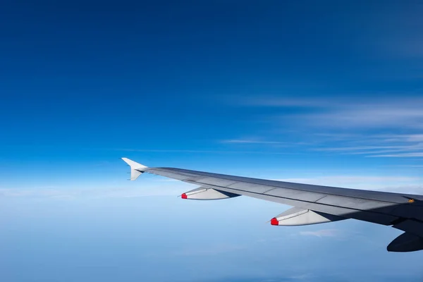 Airplane Wing - Flying above the Clouds — Stock Photo, Image