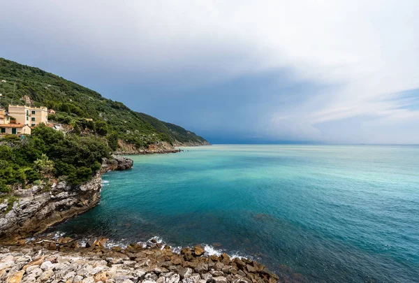 Linha costeira e mar Mediterrâneo na Ligúria Itália — Fotografia de Stock