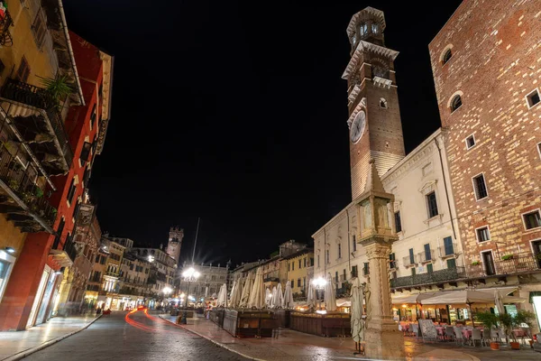 Piazza delle Erbe at Night - Verona Veneto Olaszország — Stock Fotó