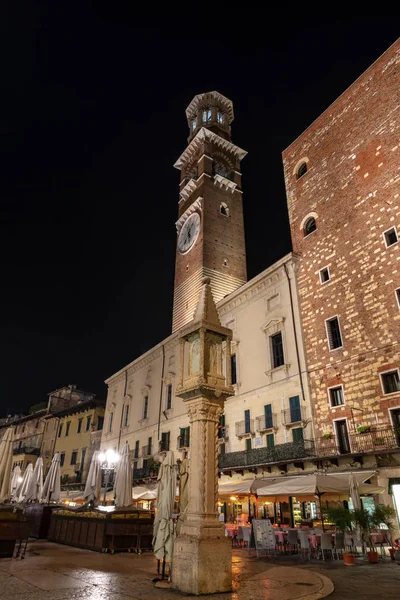 Piazza delle Erbe à noite - Verona Veneto Itália — Fotografia de Stock