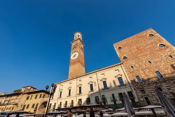 Piazza delle Erbe y Torre dei Lamberti Verona Italia —  Fotos de Stock